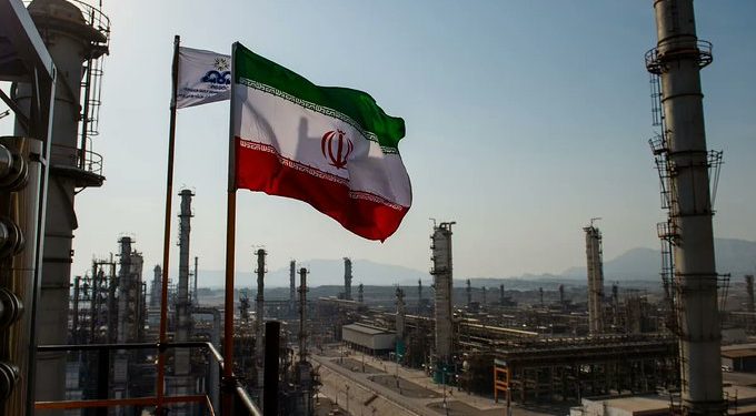 Petróleo sube ante posible ataque israelí a instalaciones en Irán