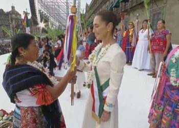 Claudia Sheinbaum hace historia al recibir el bastón de mando como primera mujer presidenta de México