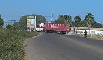 Narcobloqueos y ponchallantas paralizan carreteras en Culiacán