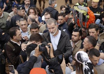 El rey Felipe y su comitiva fueron recibidos con insultos y barro en Paiporta, Valencia.