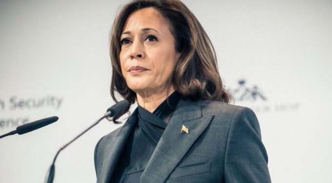 Kamala Harris felicita a Donald Trump por su victoria y aboga por una transición pacífica de poder
