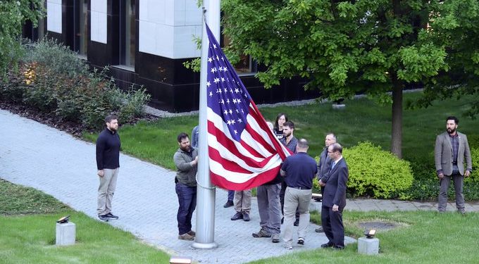 España, Grecia e Italia cierran embajadas en Kiev por riesgo de ataque ruso