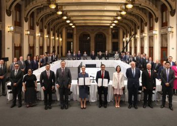 Claudia Sheinbaum firma acuerdo para reducir a 910 pesos el precio de la canasta básica