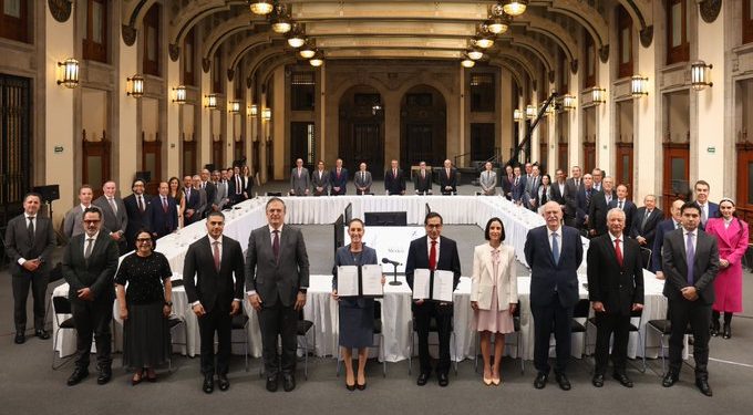Claudia Sheinbaum firma acuerdo para reducir a 910 pesos el precio de la canasta básica