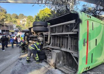 Semovi retira concesión a camión de la ruta 70 tras volcadura en la México-Cuernavaca; 32 personas heridas
