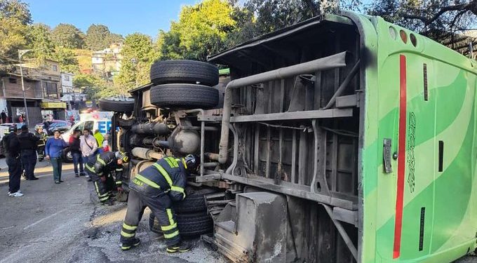 Semovi retira concesión a camión de la ruta 70 tras volcadura en la México-Cuernavaca; 32 personas heridas