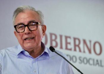 Gobernador de Sinaloa negocia con el SAT para cubrir deuda millonaria heredada