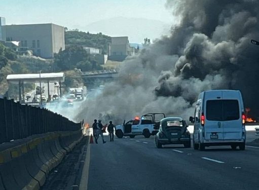 Explosión en la autopista Chamapa-Lechería por accidente con pipa de gas