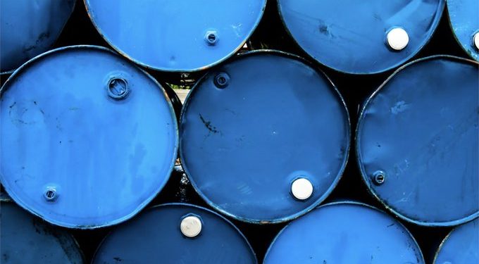 El petróleo cierra con ligeras pérdidas; expectativas de superávit en el mercado reducen optimismo por tasas