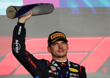 “Tensión en Red Bull: Checo Pérez abandona y Verstappen triunfa”