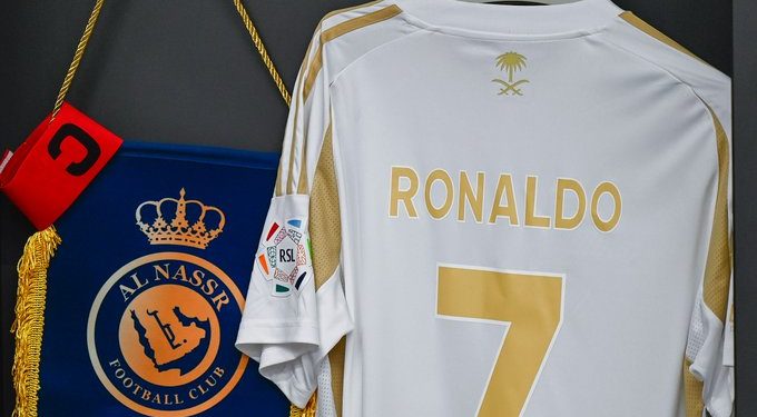 Camiseta de Ronaldo y mechón de Maradona serán subastados en París