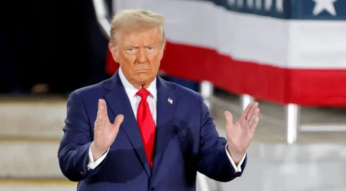 Trump Demanda a The Des Moines Register por “Injerencia Electoral”