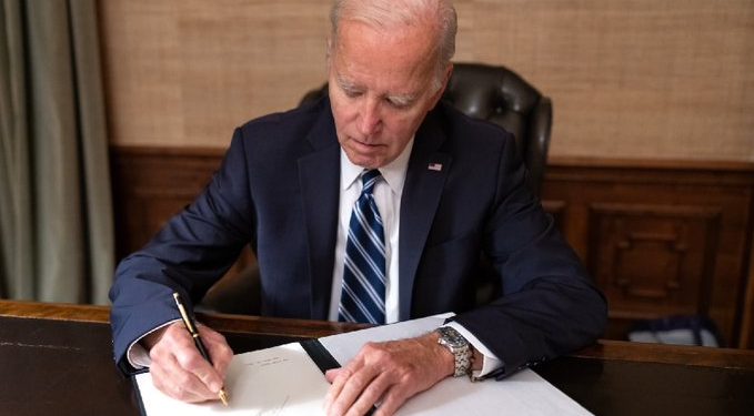 Joe Biden firma ley para evitar el cierre del gobierno en Estados Unidos