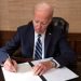 Joe Biden firma ley para evitar el cierre del gobierno en Estados Unidos