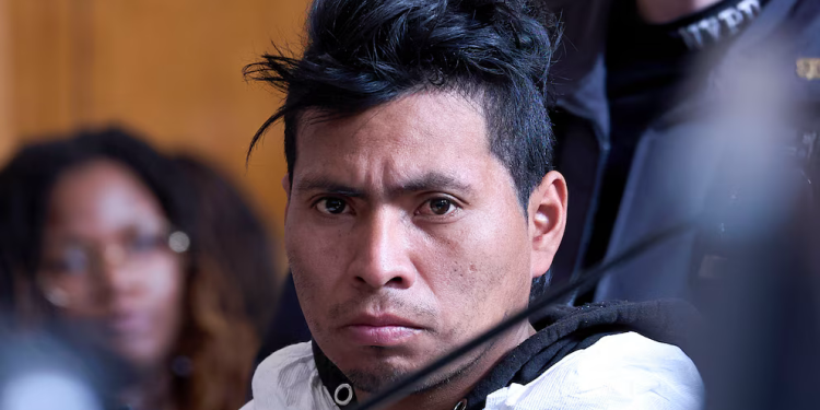 Migrante guatemalteco enfrenta cargos por asesinato tras quemar viva a una mujer en el metro de Nueva York