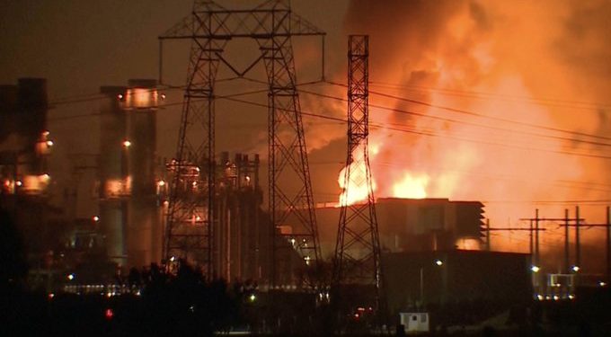 Incendio en Moss Landing obliga a evacuaciones por riesgo químico.