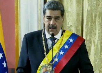 Maduro se juramenta anticipadamente para un tercer mandato en medio de tensiones políticas en Venezuela