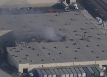 Una avioneta se estrelló contra un almacén cerca del aeropuerto de Fullerton, California