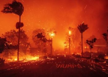 Los Ángeles enfrenta tercer frente de incendio: 30 mil evacuados