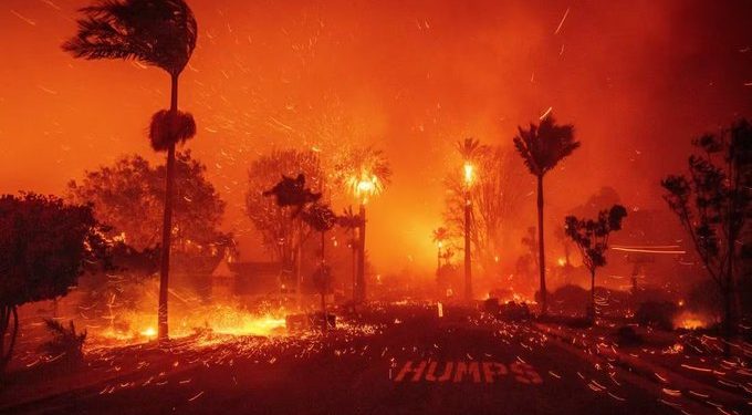 Los Ángeles enfrenta tercer frente de incendio: 30 mil evacuados