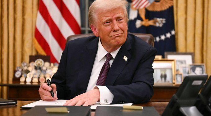 Donald Trump cierra página y redes en español de la Casa Blanca