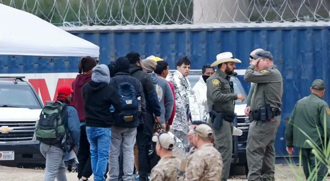 Trump inicia redadas migratorias con 538 detenidos y refuerzo en la frontera.