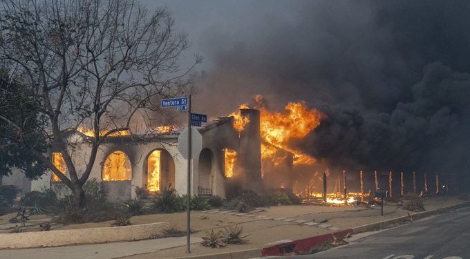 Incendios en Los Ángeles se agravan por fuertes vientos: 24 muertos y más de 150,000 evacuados