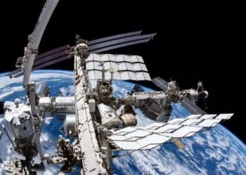 Astronautas de la NASA reparan telescopio y giroscopio en la EEI