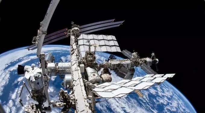 Astronautas de la NASA reparan telescopio y giroscopio en la EEI