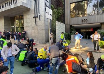 Incendio en corporativo de la Juárez deja decenas intoxicados