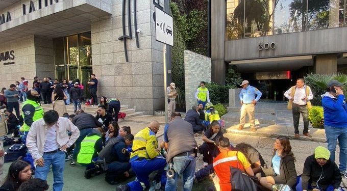 Incendio en corporativo de la Juárez deja decenas intoxicados