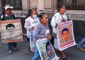 Sheinbaum se reúne con familiares de los 43 de Ayotzinapa; piden investigar a Peña Nieto