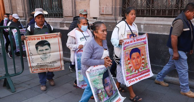 Sheinbaum se reúne con familiares de los 43 de Ayotzinapa; piden investigar a Peña Nieto