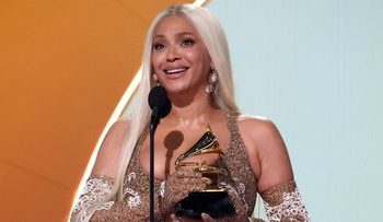 Kendrick Lamar domina los Grammy y Beyoncé gana su primer álbum del año