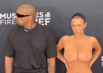 Bianca Censori impacta en los Grammy con un vestido transparente