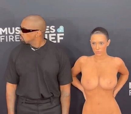 Bianca Censori impacta en los Grammy con un vestido transparente