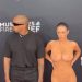 Bianca Censori impacta en los Grammy con un vestido transparente