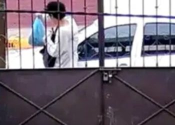 Investigan a hombre que dejó a su bebé en la calle en Tultitlán.