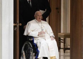 Papa Francisco es hospitalizado por infección respiratoria y suspende actividades