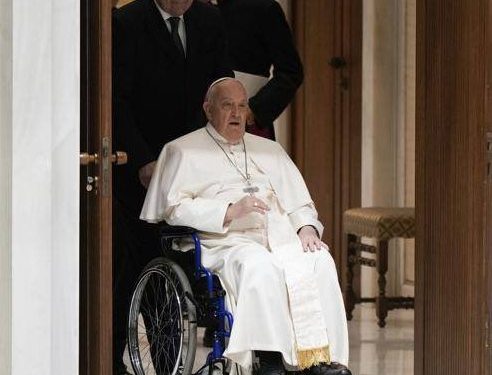 Papa Francisco es hospitalizado por infección respiratoria y suspende actividades