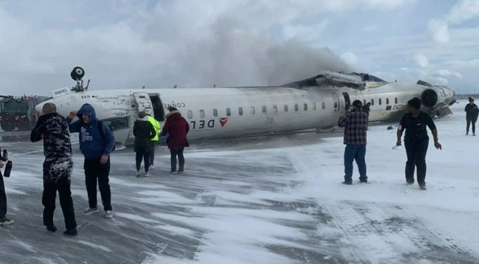 Avión de Delta sufre accidente en Toronto; no hay víctimas mortales