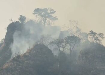 Autoridades intensifican combate al incendio forestal en El Tepozteco