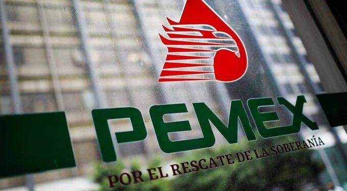 Investigan red de fraude en Pemex por venta de plazas laborales