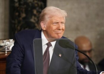 EE.UU. retrasa hasta abril los aranceles al sector automotriz en México y Canadá.