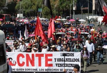 CNTE marcha al Zócalo en protesta contra reforma a la Ley del ISSSTE