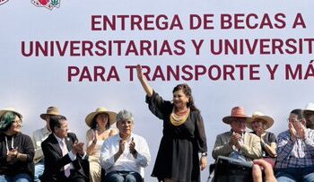 Clara Brugada dará beca de transporte a 50 mil universitarios en CDMX