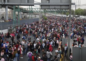 Bloqueo de la CNTE en el AICM provoca caos; Metro Zócalo sigue cerrado