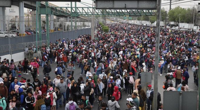Bloqueo de la CNTE en el AICM provoca caos; Metro Zócalo sigue cerrado