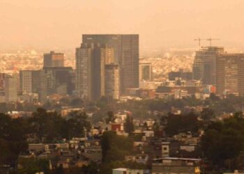 Clara Brugada firma acuerdo para reducir emisiones en la CDMX