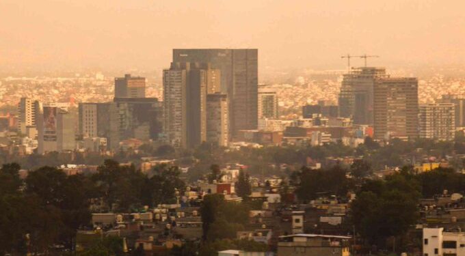 Clara Brugada firma acuerdo para reducir emisiones en la CDMX